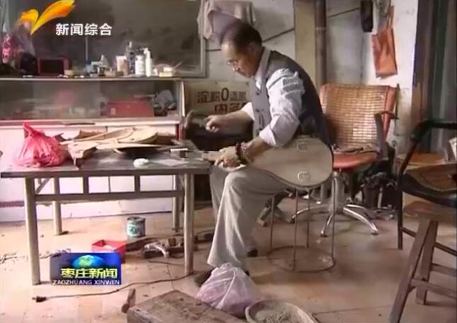 滕州：69岁老人制作“土琵琶”传播古老技术