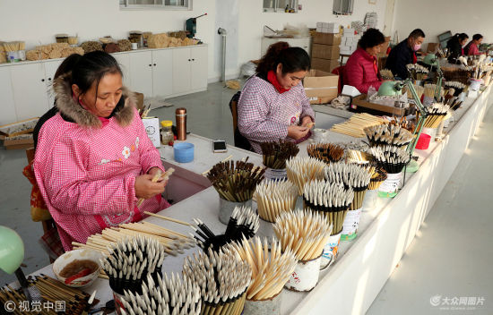 2018年11月24日，在山东省枣庄市阴平镇，工匠们在手工制作毛笔。