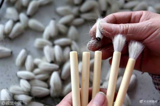 2018年11月24日，在山东省枣庄市阴平镇，工匠们在手工制作毛笔。