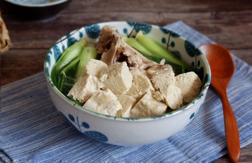 易入味好消化 需要减油减盐 炖冻豆腐，搭配荤菜