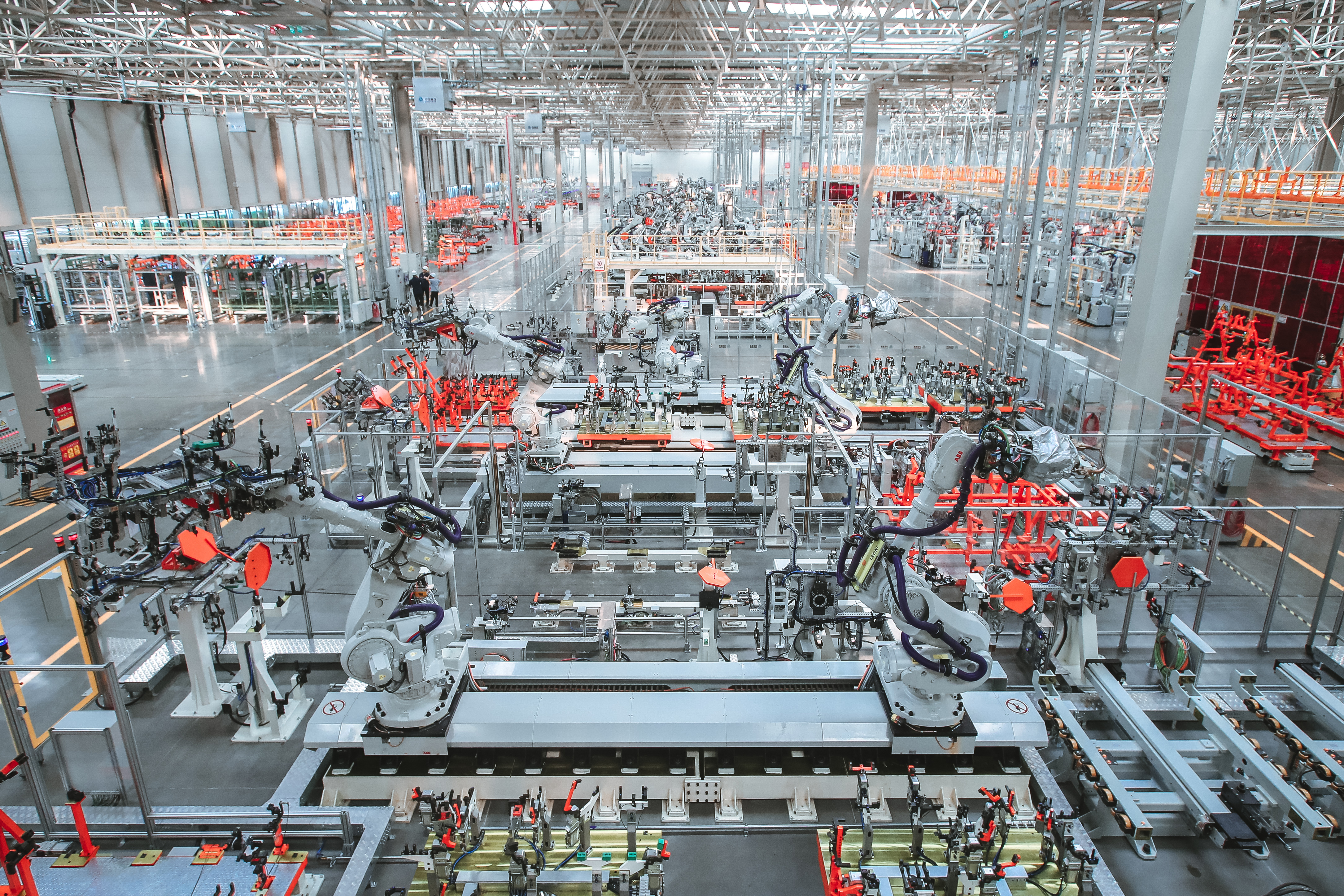 中国重汽智能网联（新能源）重卡自动化装配车间里，机器人在装配生产。（记者 段婷婷 通讯员 李亚楠 报道）