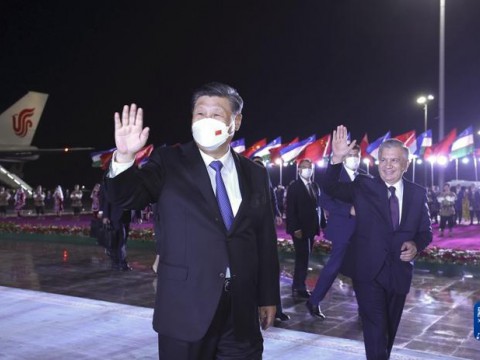 习近平抵达撒马尔罕 开始对乌兹别克斯坦共和国进行国事访问并出席上海合作组织成员国元首理事会第二十二次会议