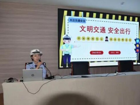 薛城交警大队深入学校 幼儿园开展“安全出行文明相伴”交通安全巡回宣讲活动